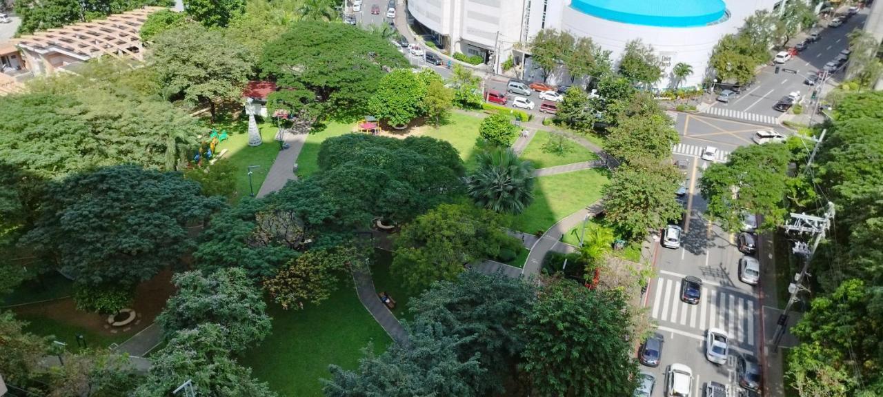 KL Executive Greenbelt  Manila Exterior foto